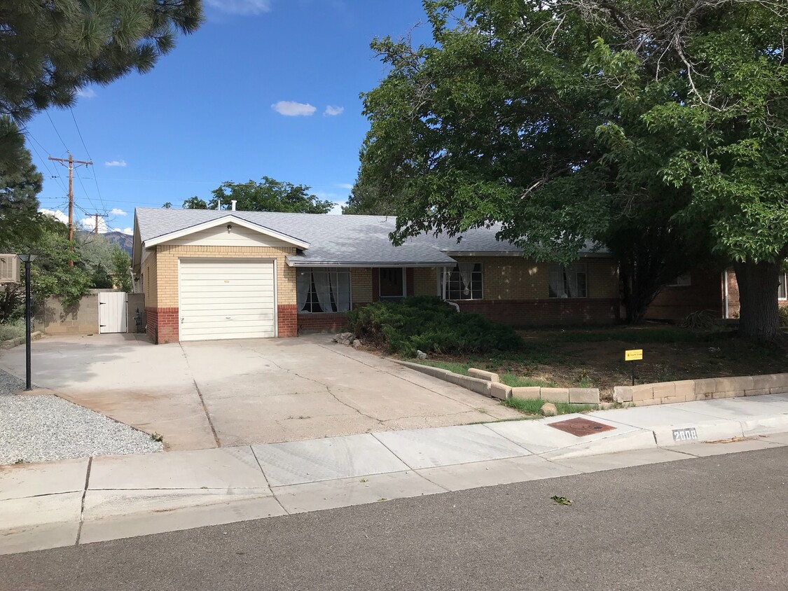 Primary Photo - 2 Living areas, huge yard, walking distanc...