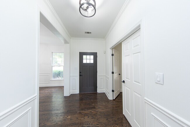 Puerta principal - 3501 Downing Dr