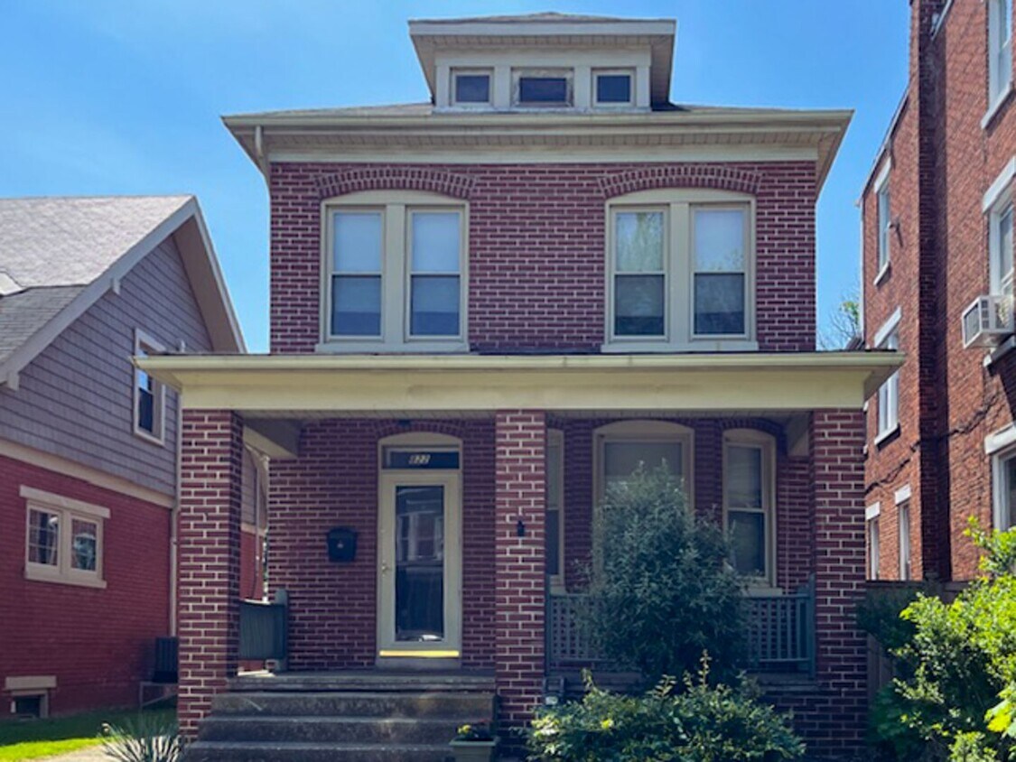 Foto principal - 3 Bedroom 1.5 Bath Detached House, Yard, P...