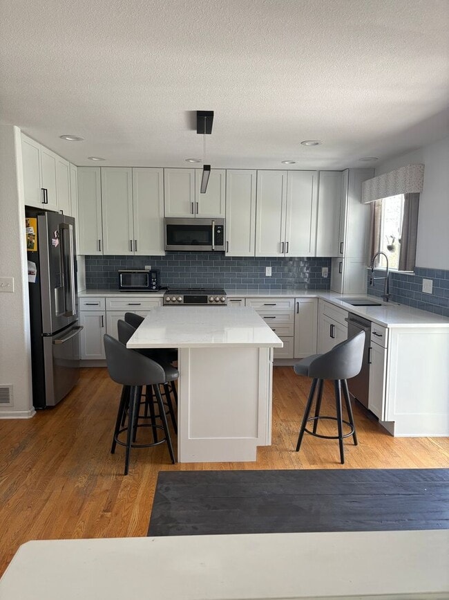 Building Photo - 4BR house on open space close to pool, tra...