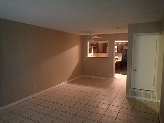 Building Photo - 2036 Oakwood Ct