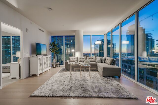 Foto del edificio - 1050 S Grand Ave