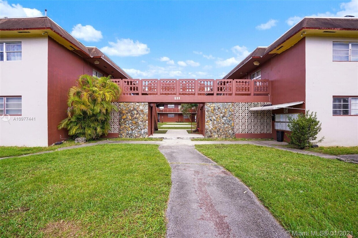 Foto principal - 111 NW 152nd St