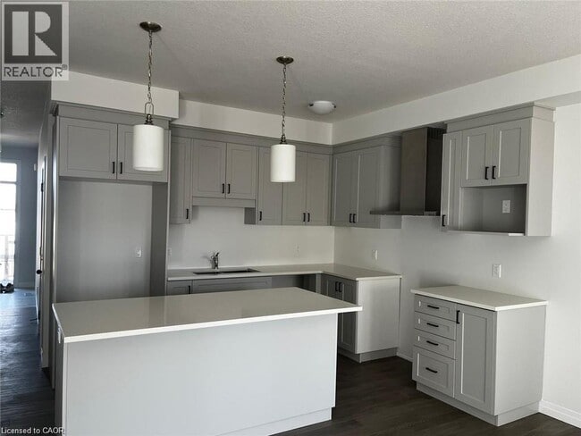 Building Photo - 8 Sandstone St