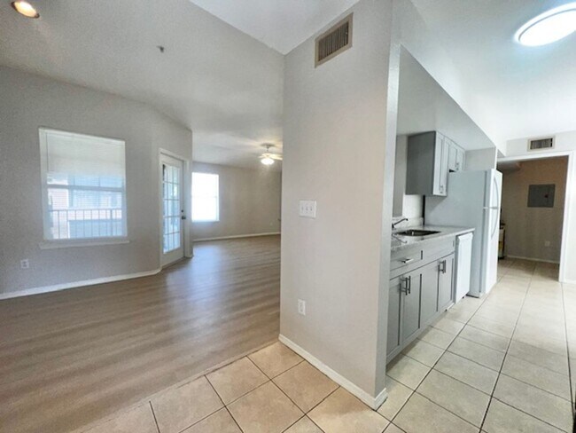 Foto del edificio - NEW-Remodeled bathroom & kitchen! NEW VINYL PLANK flooring & fresh paint! 2 bedroom 1 bath condo ...