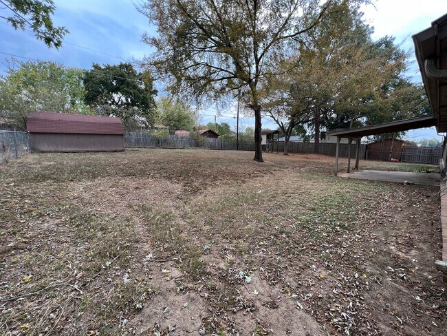 Foto del edificio - 3 Bed 2 Bath House with 2 Car Garage.