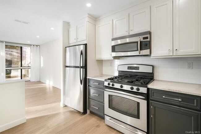 Foto del edificio - 150 N Bedford Rd