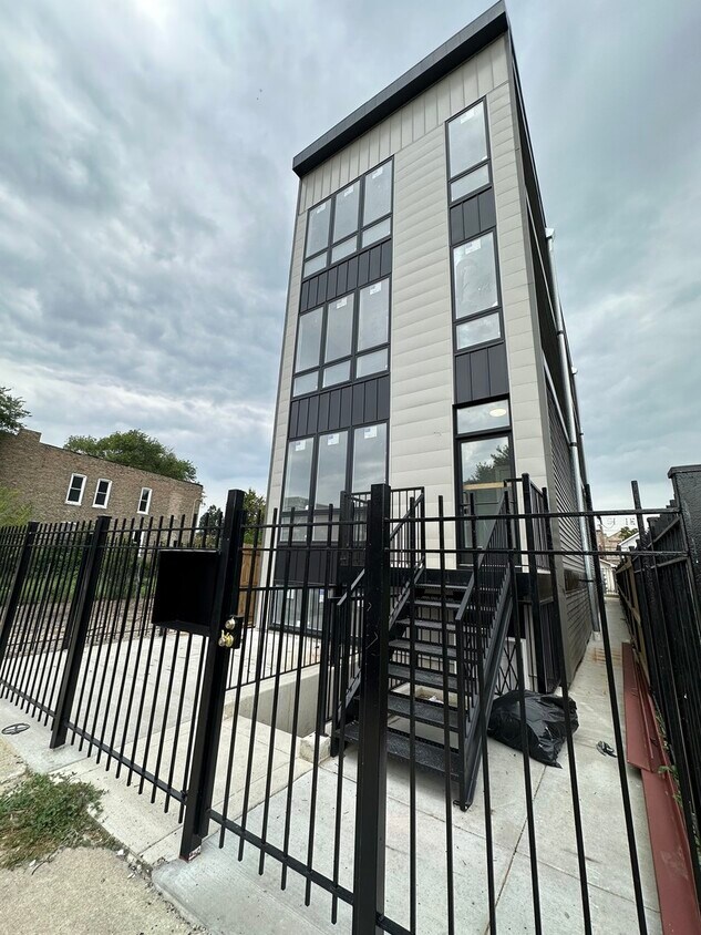 Primary Photo - 2740 W Jackson Blvd