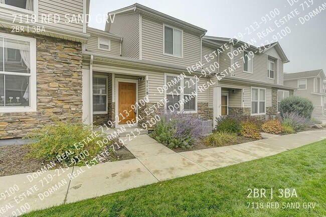 Building Photo - Townhome Close to Powers