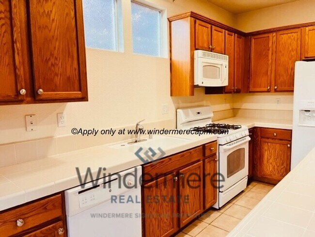 Building Photo - Spacious 3-bedroom with Updated Finishes and Prime Location!