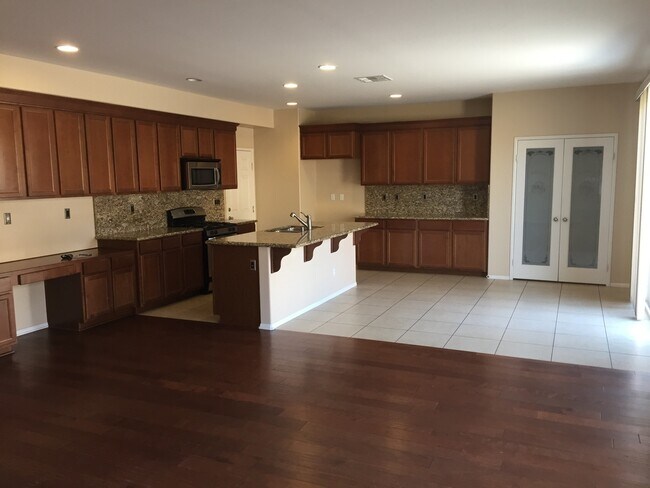 Building Photo - Executive Home!