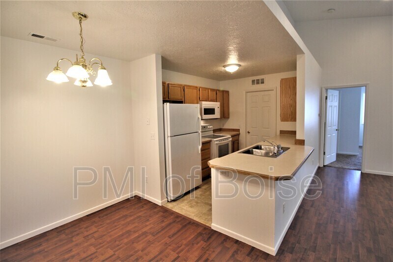 Foto principal - 2139 S Stephen Ave