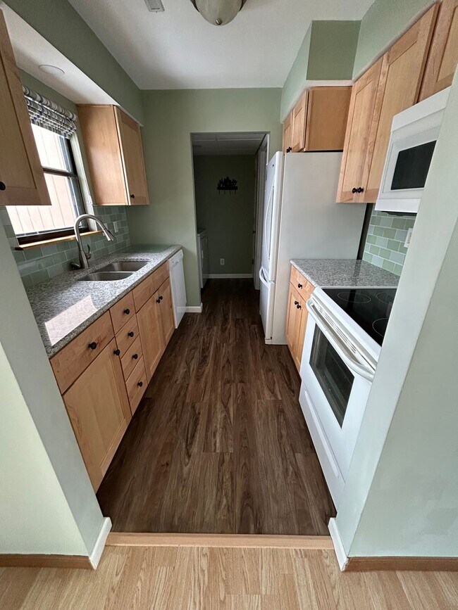 Building Photo - 2 bed/ 2 bath Condominium