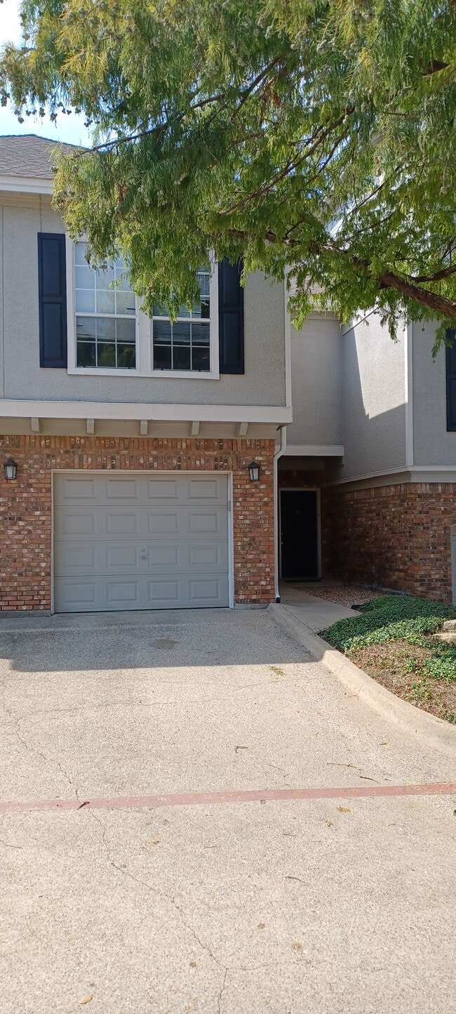 Building Photo - 14400 Montfort Dr