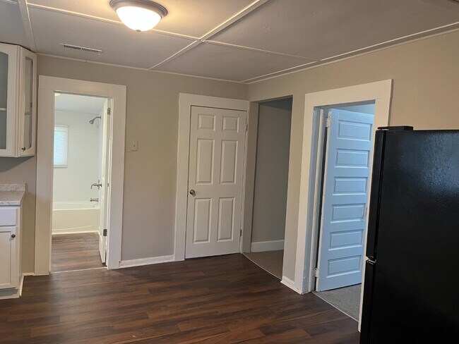 Building Photo - 910 Richardson Ave