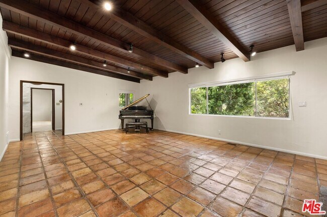 Foto del edificio - 2370 Nichols Canyon Rd