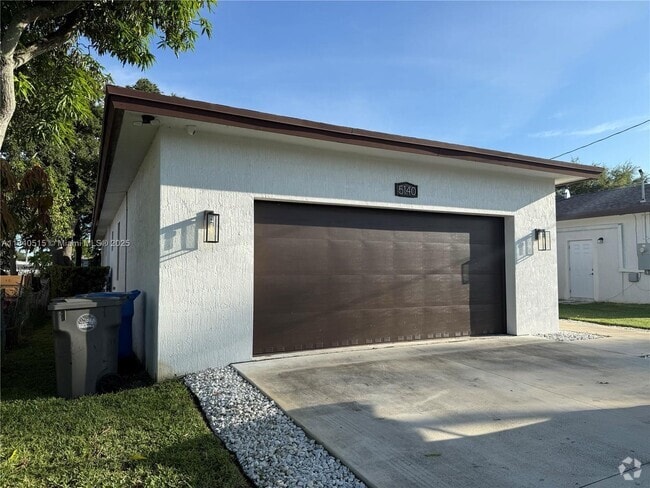Building Photo - 5140 SW 24th St
