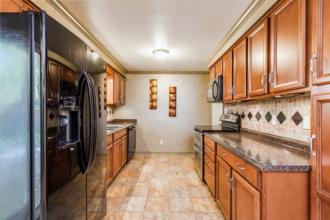 Kitchen - 254 Eaton Rd