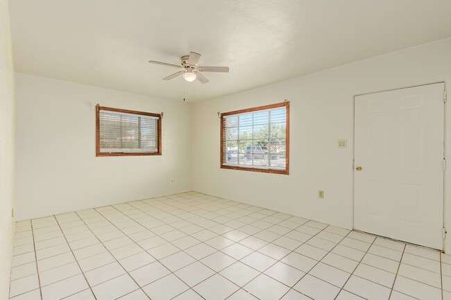 Building Photo - 2823 W Keim Dr