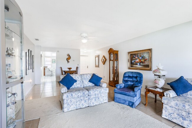 Building Photo - 504 SE 6th Ter