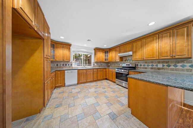 Kitchen - 2911 Stevens St