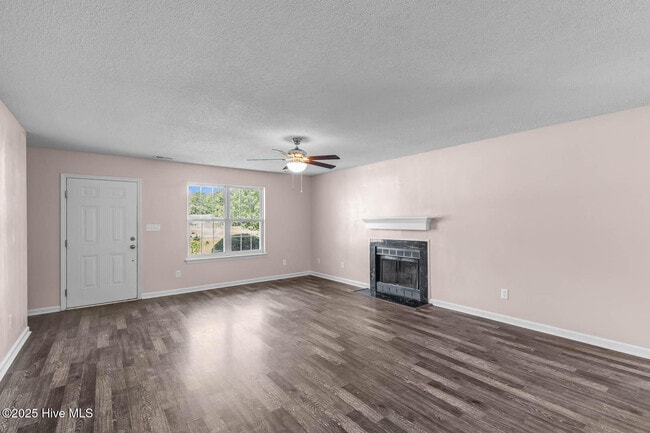 Foto del edificio - 408 Bluegrass Cir