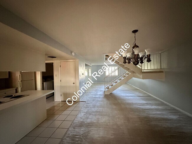 Foto del edificio - Spacious and unique 3 bedroom 2 and a half bath house on the golf course!