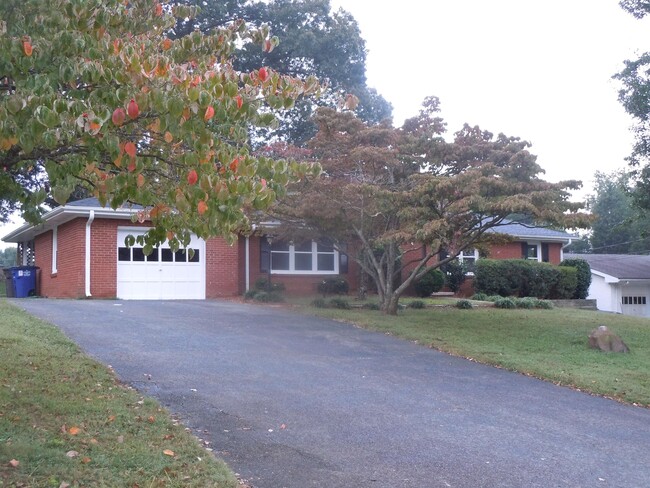 Building Photo - 4014 Avera Ave