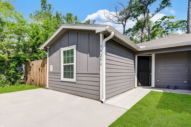 Building Photo - 3 Bedroom 2 Bath Home!