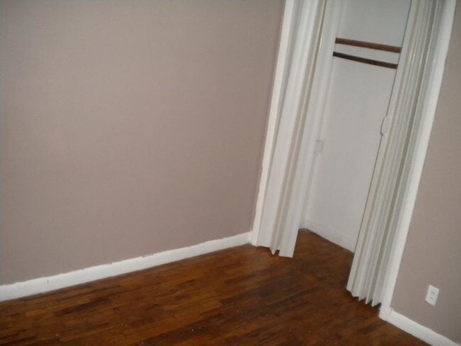 Building Photo - 407 W 20th St