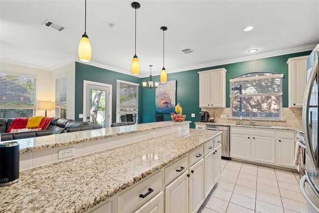 Foto del edificio - 4129 Travis Country Cir