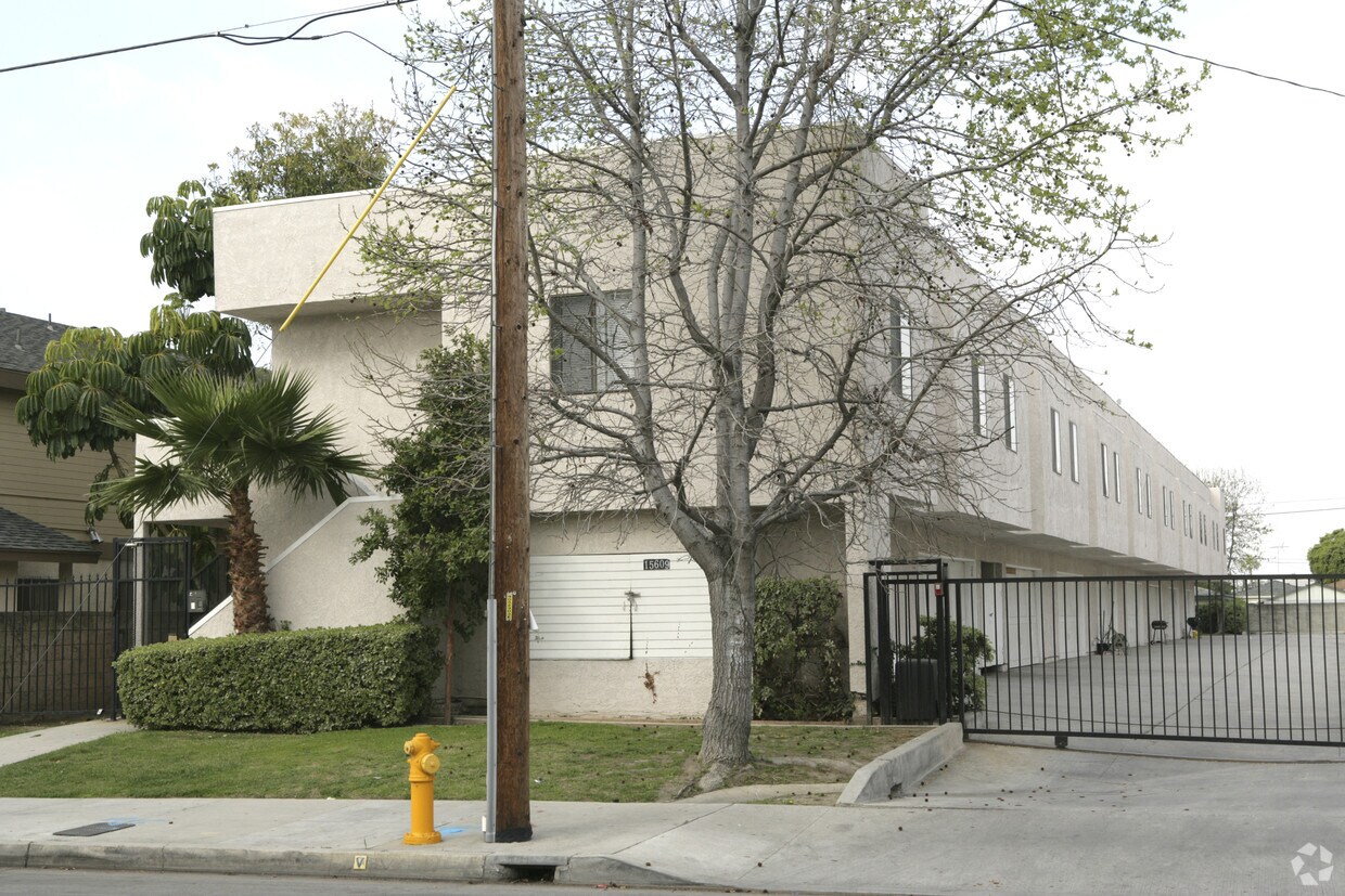 Foto del edificio - 15609 Belshire Ave