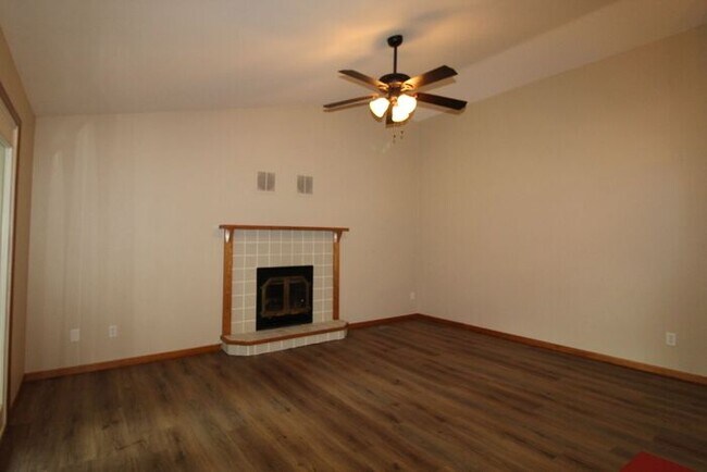 Building Photo - Wonderful 5 Bedroom Home