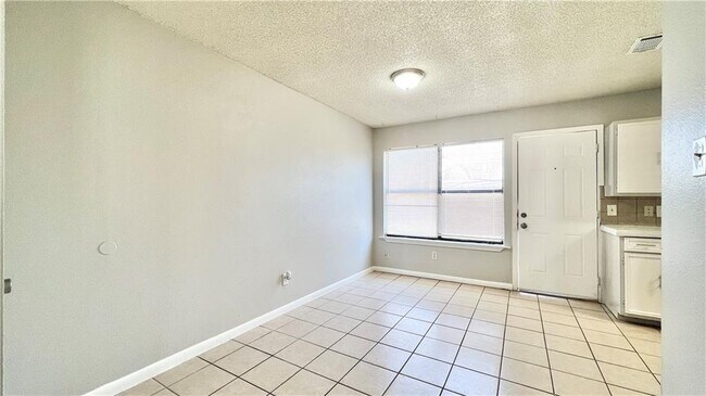 Foto del edificio - 8011 Lazy Ln