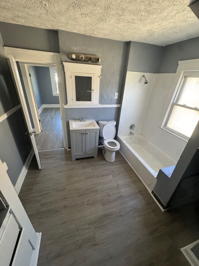 Building Photo - Charming 3-Bedroom Property in Prime Location