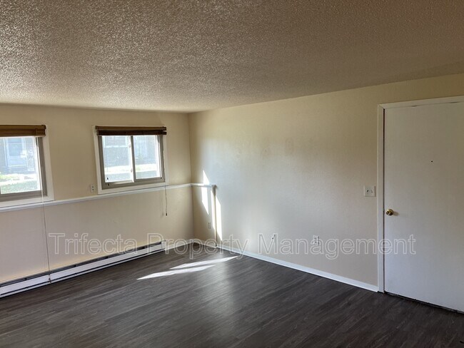 Foto del edificio - 4951 Basswood Dr