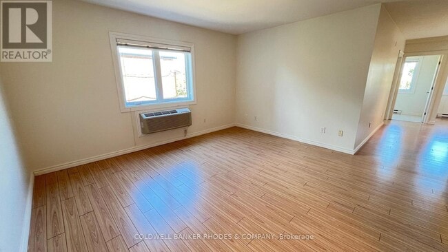 Photo du bâtiment - 737-737 Gladstone Ave