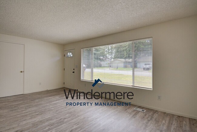 Foto del edificio - 4 bedroom 3 bathroom pet friendly home