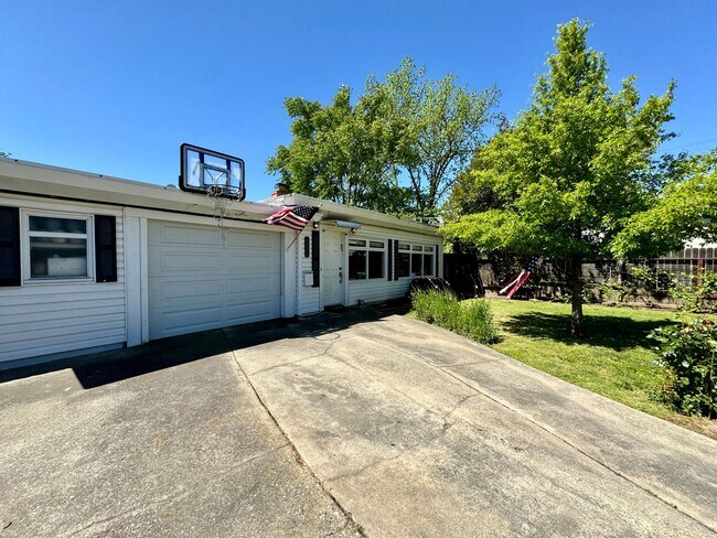 Building Photo - Charming Property Available in July!