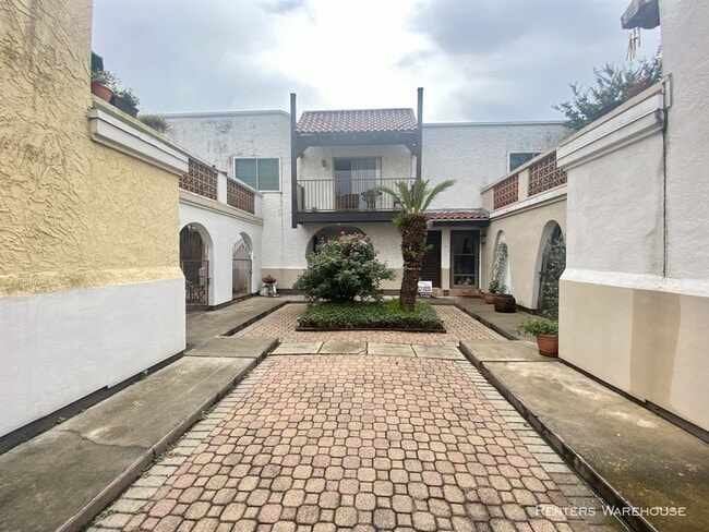 Building Photo - 2744 Briarhurst Dr