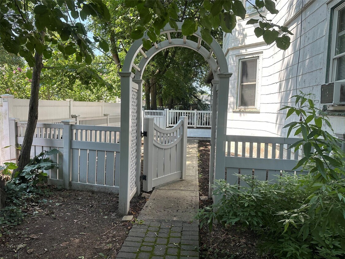 Foto principal - 2358 Central Ave