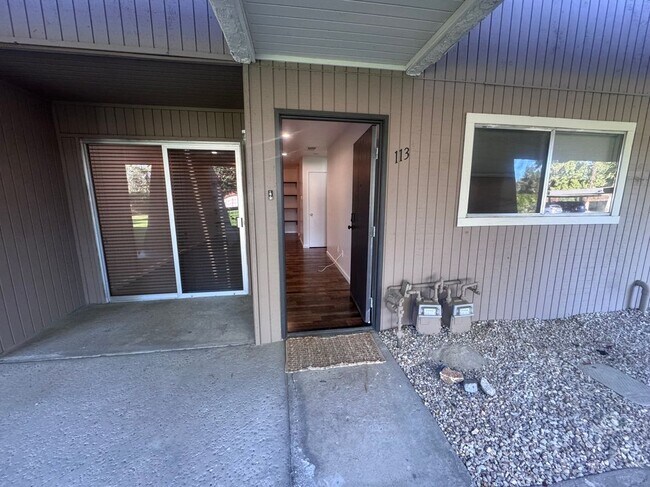 Foto del edificio - 2825 N Los Felices Rd