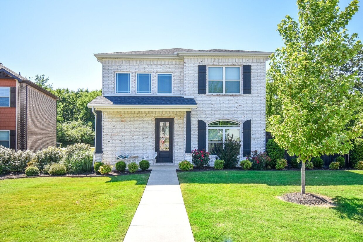 Primary Photo - Stunning 4 bedroom, 2.5 bathroom home in F...