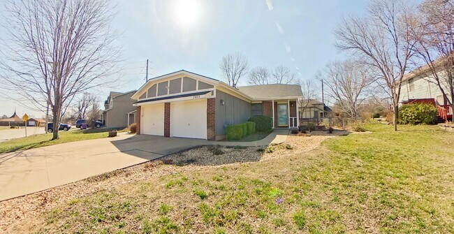 Foto del edificio - 3D Tour Available-Fenced-in Yard + Storage...