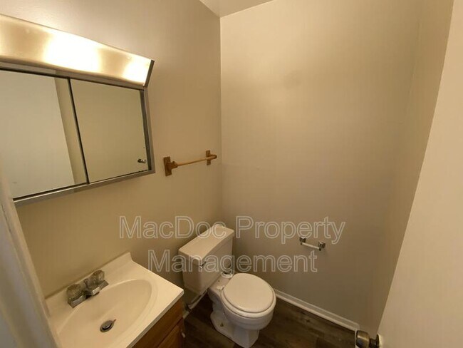 Foto del edificio - 729 Bellows Ave
