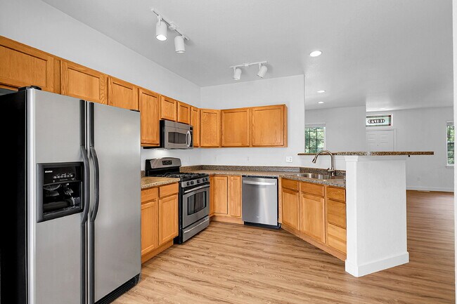 Foto del edificio - $2,640.95- 3 Bed, 3 Bath Townhome in Aurora with Central AC, In Unit Laundry and Patio Space!