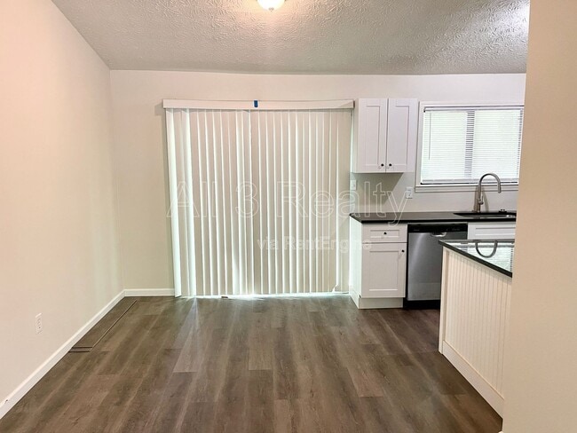 Photo - 5165 Fairforest Dr House