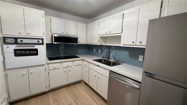 Foto del edificio - 400 Kings Point Dr