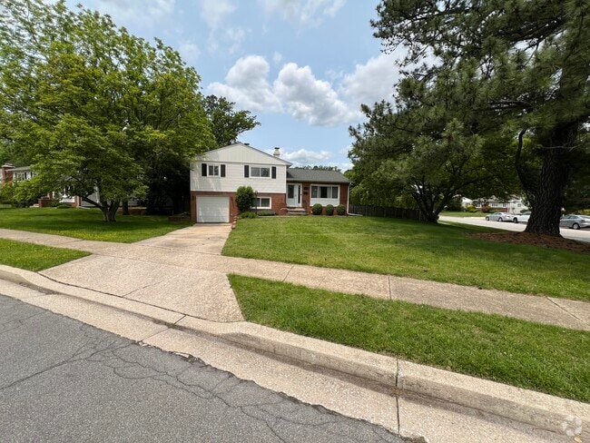 Building Photo - 300 Quaker Ridge Rd