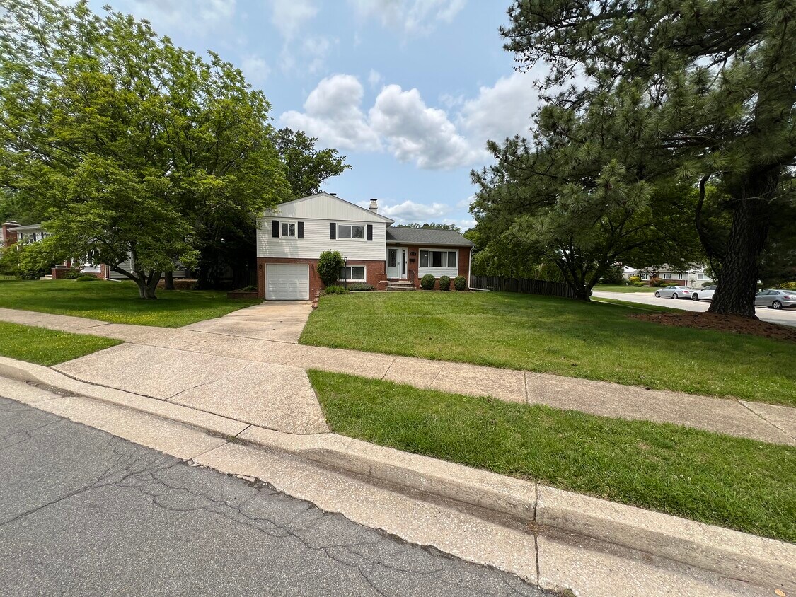 Primary Photo - 300 Quaker Ridge Rd